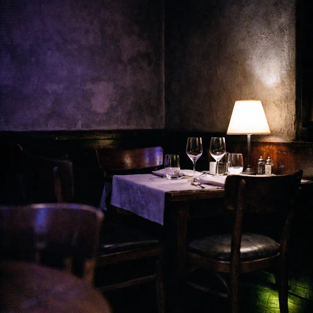 Tichý noční interiér restaurace s nasvíceným stolem